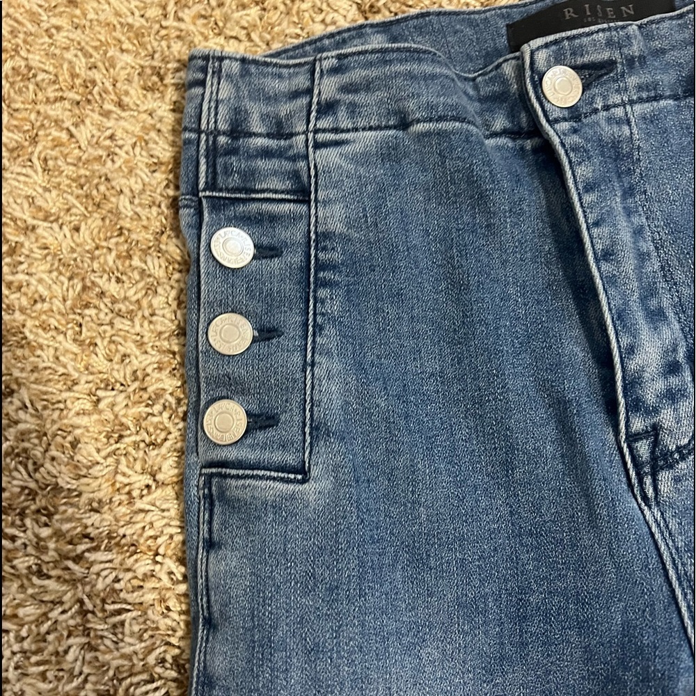 Risen Button Detail non-distressed jeans